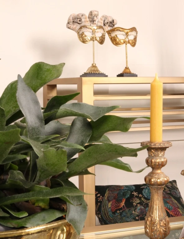 Dekorationsmaske auf Sockel – Gold – 28 cm – Kunstharz